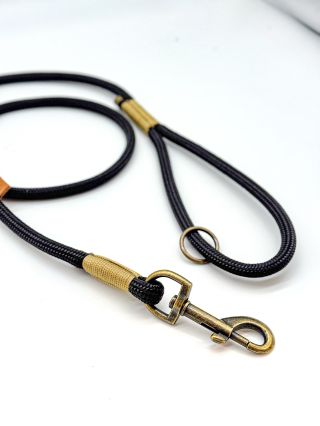 Na přání klasické vodítko z horolezeckého lana se zlatou omotávkou a vintage zlatou karabinou 💛 Máme přidat do nabídky?...